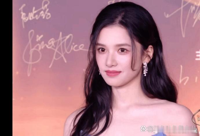 张婧仪的浓颜冲击力极强。 