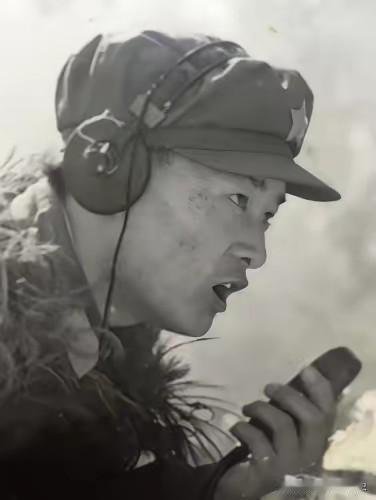 “别啰嗦了！向我开炮！” 他对着团政委吼完这一句，把电线举过头顶，阵地保住了！