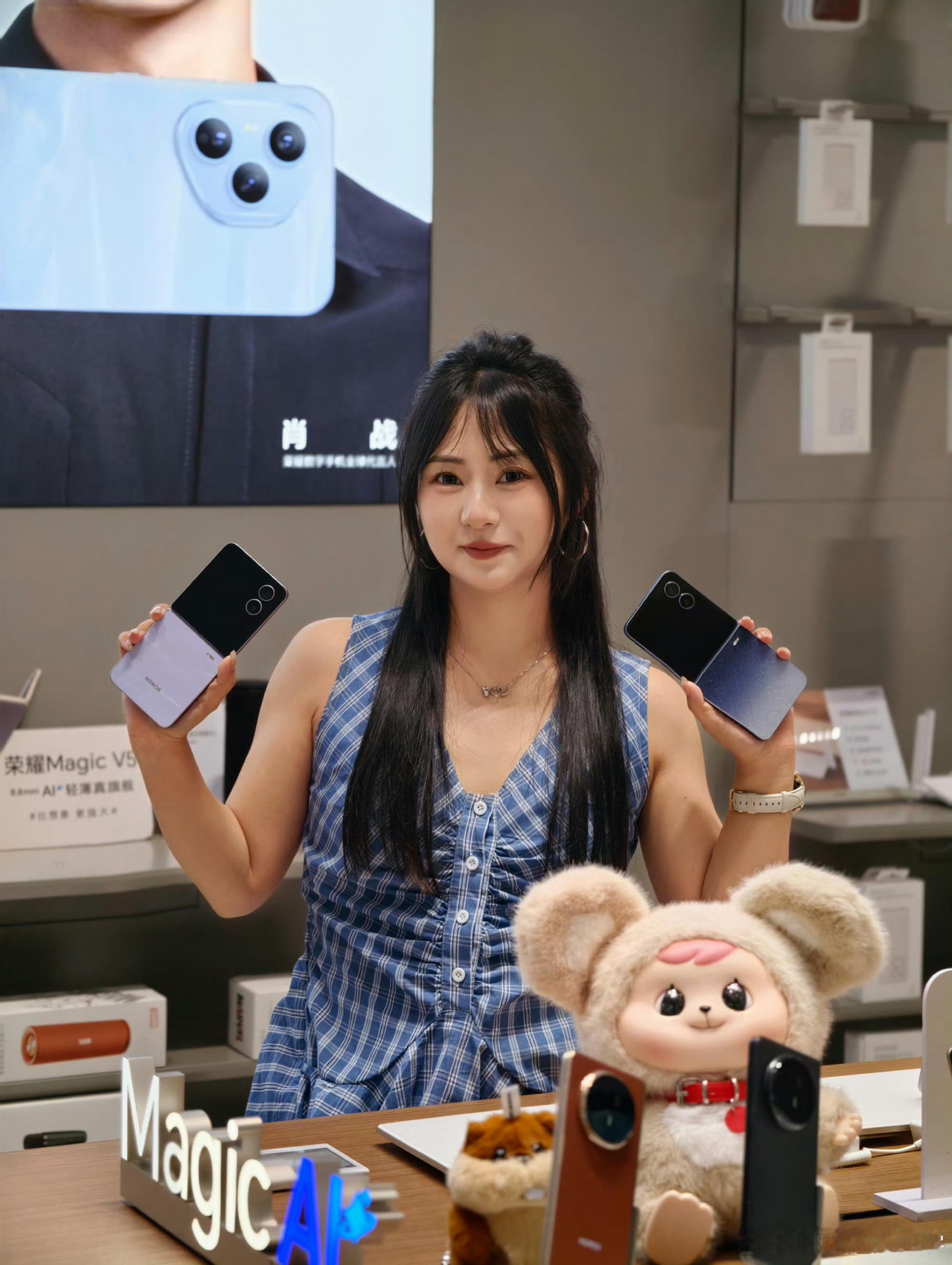 有哪些数码产品是穿搭神器那必须是小折叠啊！玩法多还精致，搭配挂链更是秒变时尚单品