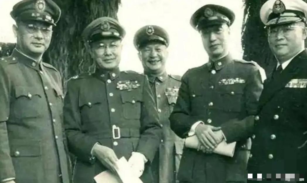 粟裕打了一辈子仗，说国军有三个人最难对付，薛岳张灵甫都排不上号，有一个让他连吃三