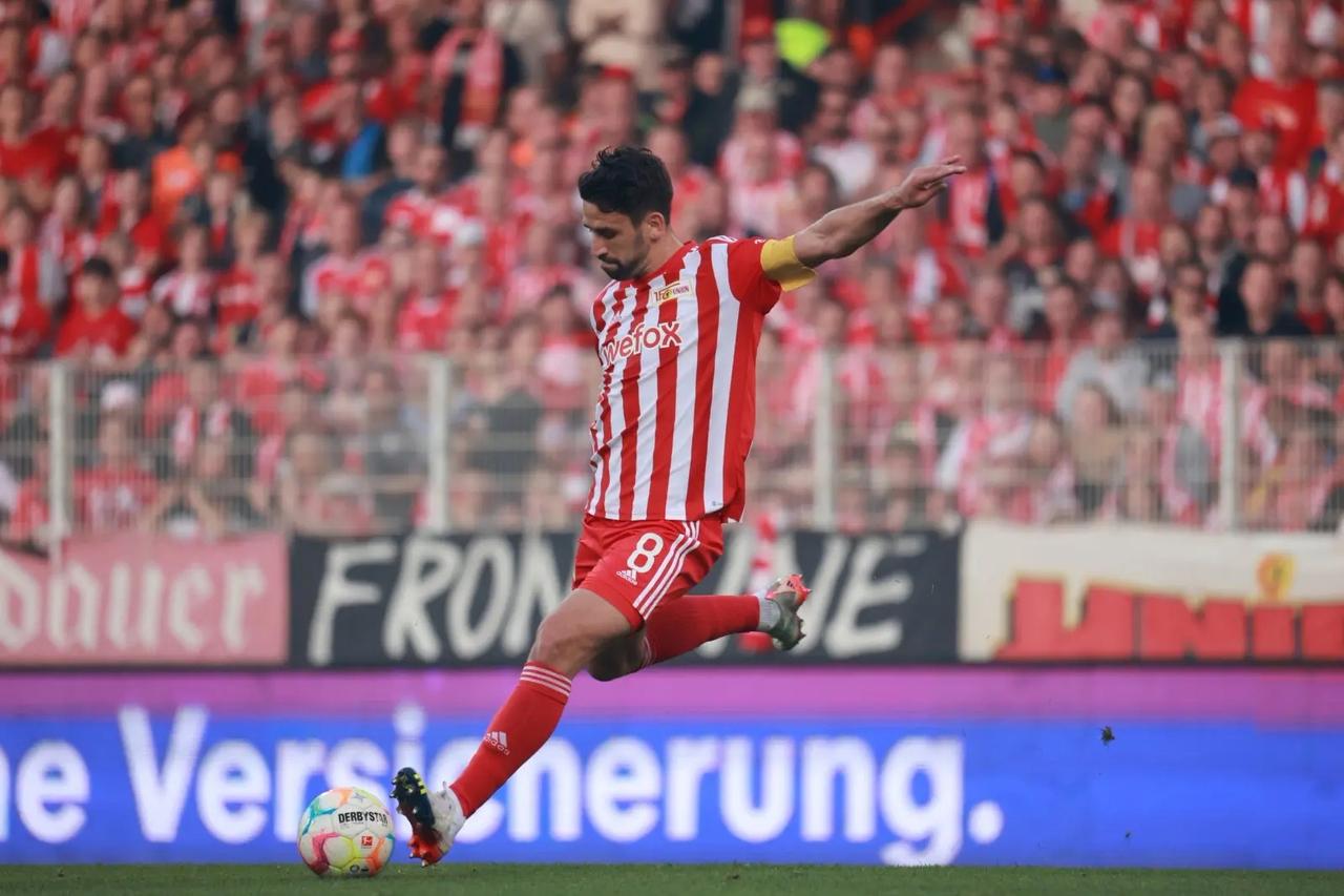 为了圆梦世界杯，32岁的小赫迪拉决定为突尼斯国家队效力，他的母亲是德国人，父亲是