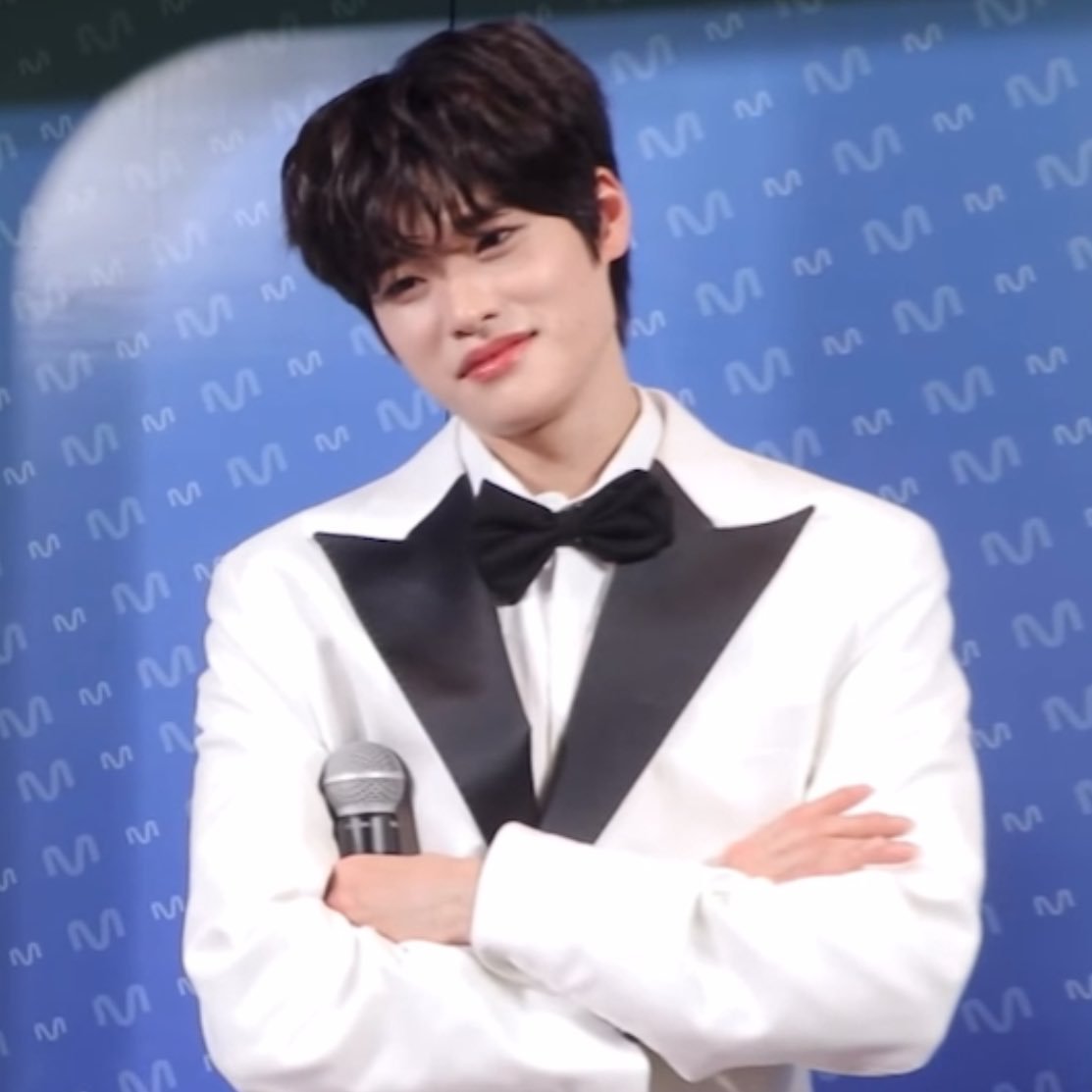 其实看着黑x上的签售视频，特别的想他