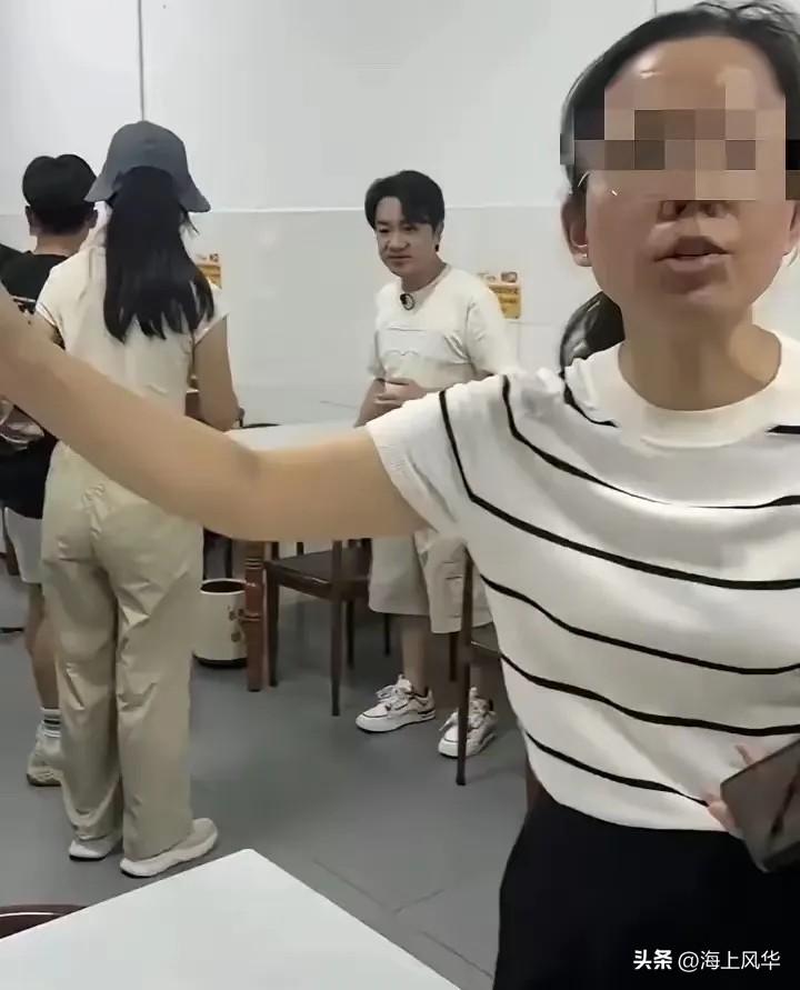 王祖蓝吃粉这件事，最惨的，
不是被质疑耍大牌，不是被赶走的顾客，
也不是赶人的工