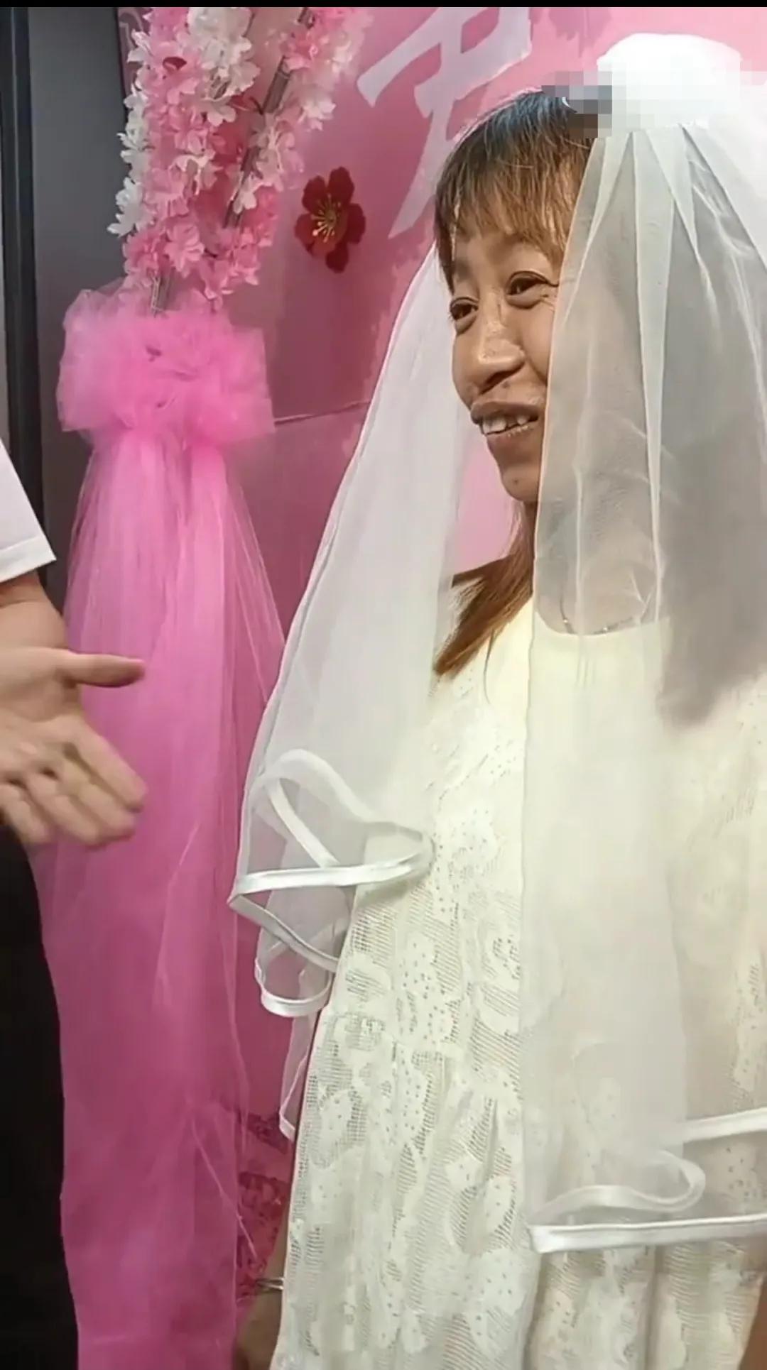 这是爱情吗？
1米4的女生被求婚了，现场吵吵闹闹，很多人看热闹似的围着拍视频。