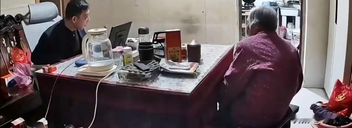 55岁男子暴打92岁母亲被刑拘！琐事竟下狠手，网友：孝心喂了狗？
 
常州这事儿