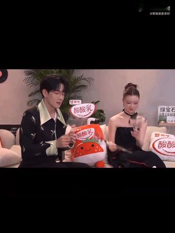 披哥后台惊现3位单依纯披荆斩棘直播披荆斩棘四公被披哥后台这一幕可爱到，单依纯的嘎