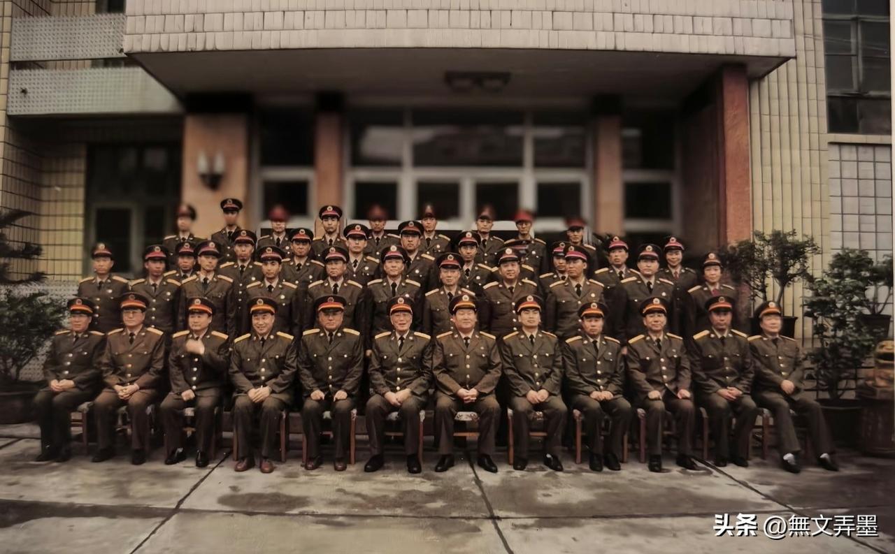 张震和兰州军区机关干部们的大合影：前排座位是罕见的偶数而非奇数
90年代，张震副
