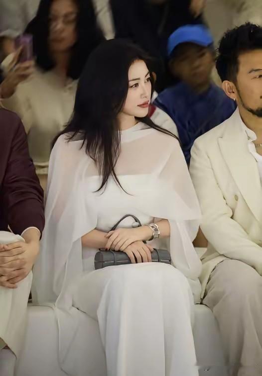 朱珠在浪姐的高光时刻，我翻来覆去刷了不下二十遍。
二公舞台她带队演《乘风》，一身