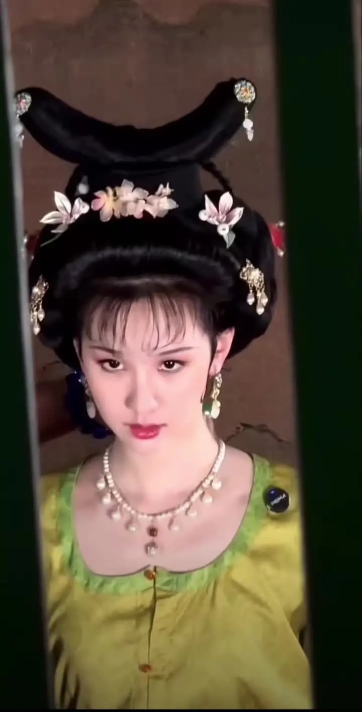云想衣裳花想容，春风拂槛露华浓唐装