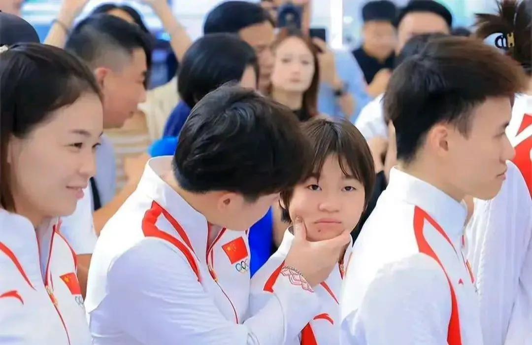 全红婵出现在国宴上，她的父母别提有多骄傲自豪了，谁家有这么一个闺女真是祖坟冒青烟