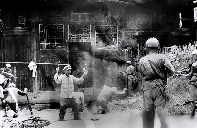 1949年，浙江桐庐刚解放，主力部队调离后，200多名装备精良的土匪趁机作乱，加
