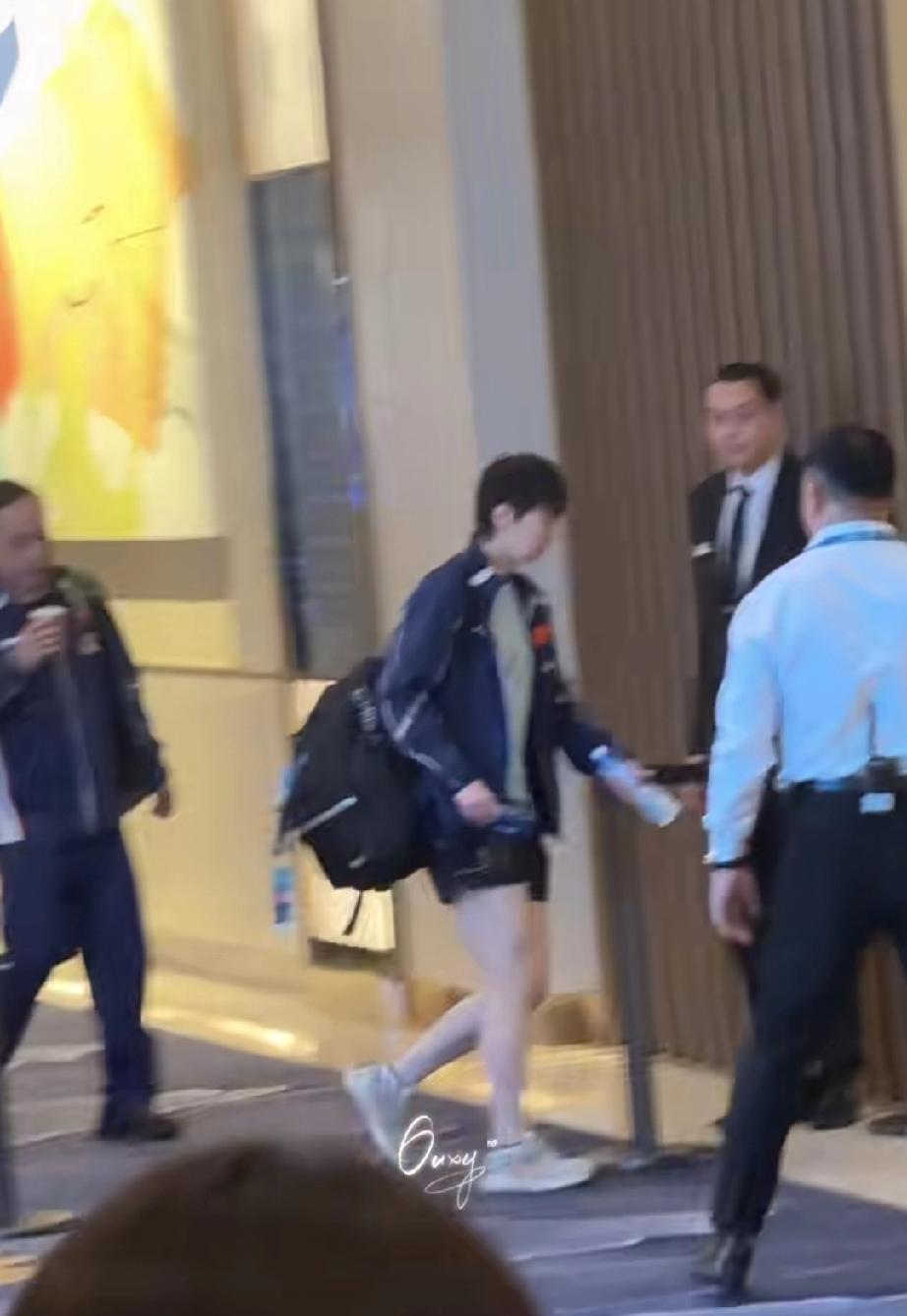 澳门世界杯，王曼昱今日上下训路透。今天上午11点左右上训，训练两个小时后刚刚下训