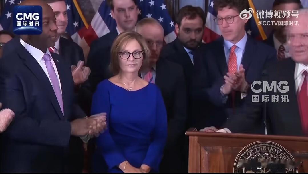美国鹰派参议员林赛·格雷厄姆突然去世后，他妹妹达琳接替了他的职位。很多人第一反应