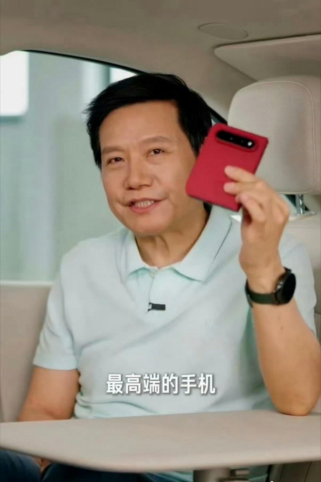 看雷总手持小米18 Fold的形态，就知道这跟以往的折叠屏有所不同，比小折叠大，