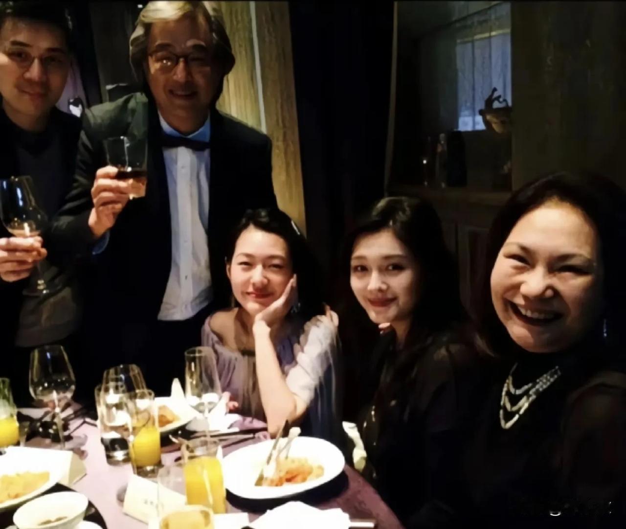 对于徐妈妈这个人，我还是很欣赏她，因为我看完过《老娘的老娘》，我觉得两个女儿的诸