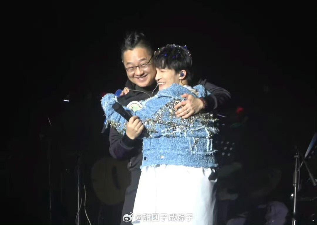 张绍刚您之前不是这样的张绍刚被周深抱的反应变化 老师您之前不是这样的 