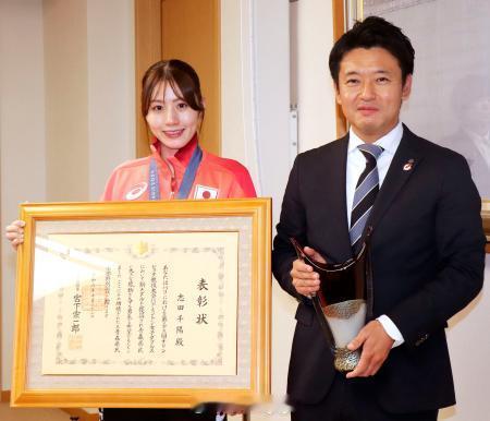 #我爱羽球# 10月23日，巴黎奥运会铜牌得主志田千阳访问了母校青森山田高中，并