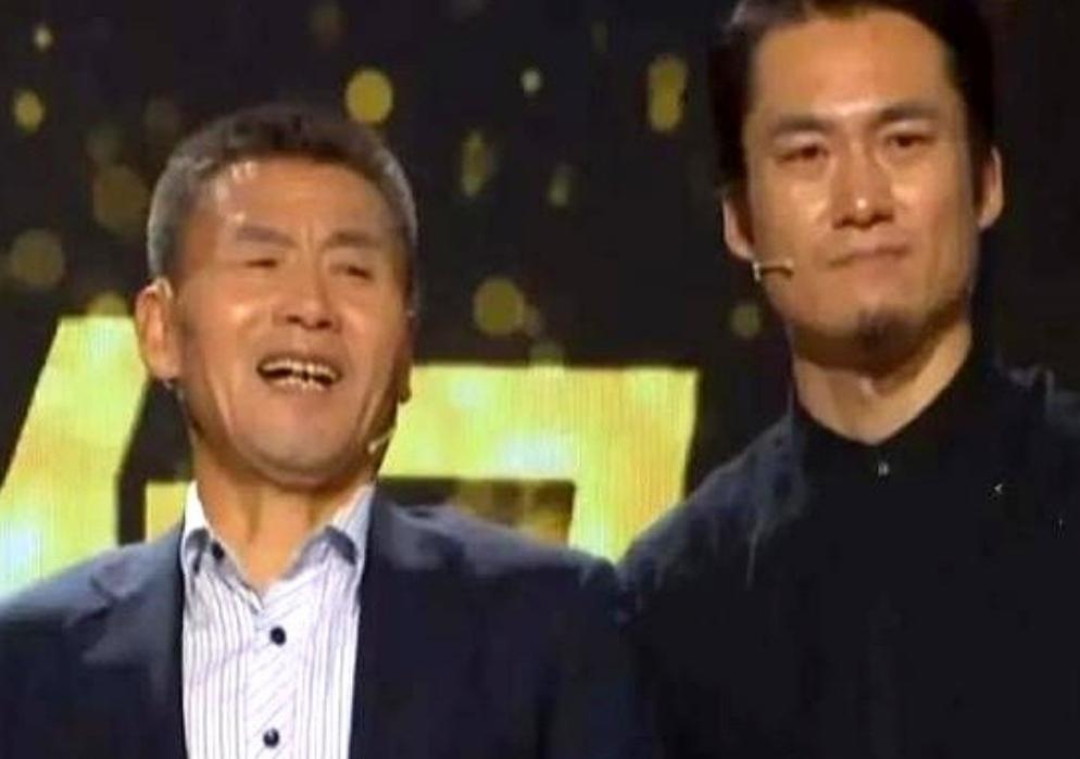 1999年秋日清晨，黑龙江鸡西的校园操场薄雾弥漫，校长张洪生如往常般晨跑时，一个
