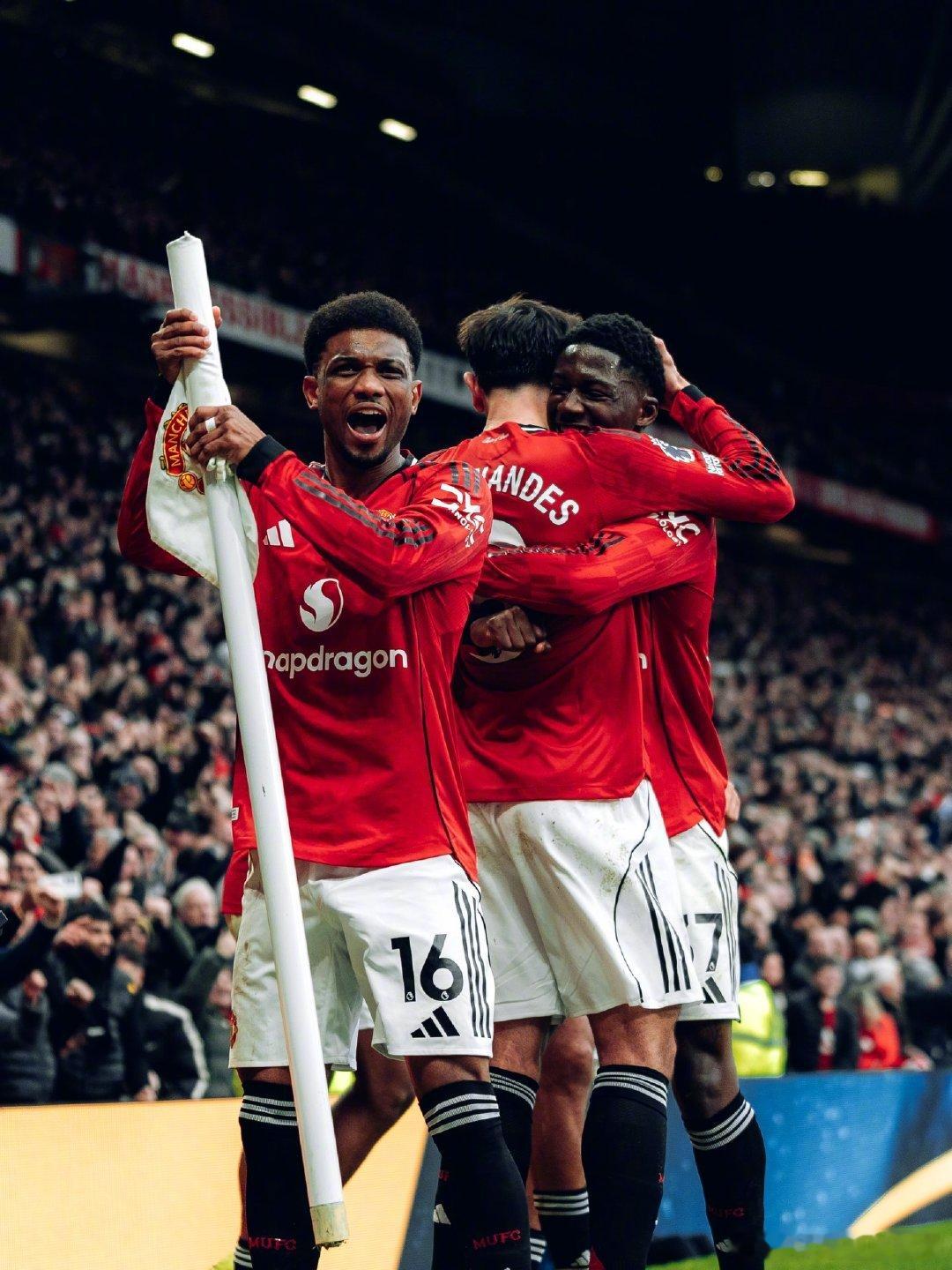 自己拔的角旗杆，自己想办法插回去曼联 曼联足球俱乐部 曼联2比0曼城 🔴⚪️⚫