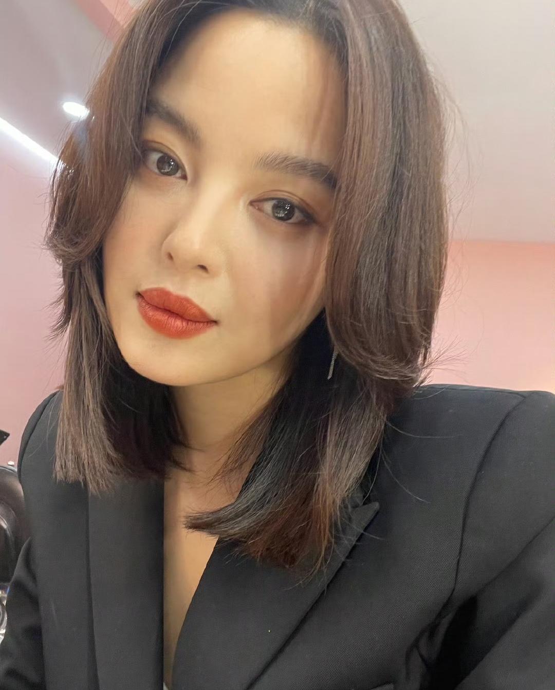 辛芷蕾这张女友视角自拍，太性感了。
 
刚化完妆，凑到你脸跟前给你看新涂的口红啊