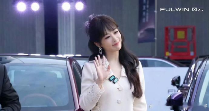 迪丽热巴直播状态封神！冷美人气质拿捏到位，颜值与气场双在线，亮眼表现吸睛无数。 