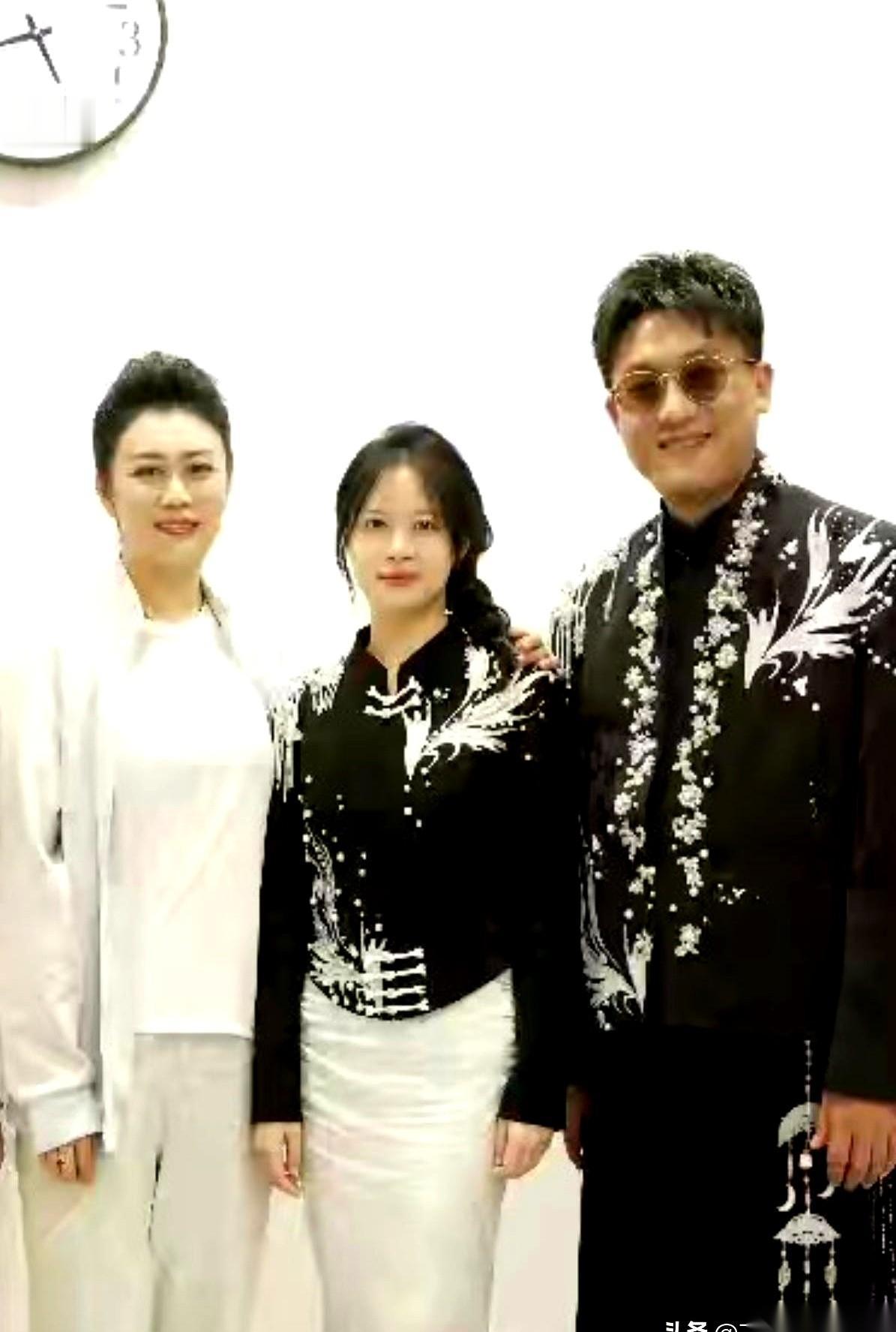 怪了。
真的，最近上网感觉特奇怪。
那些天天揪着孙媛二饼不放、变着法儿写小作文黑