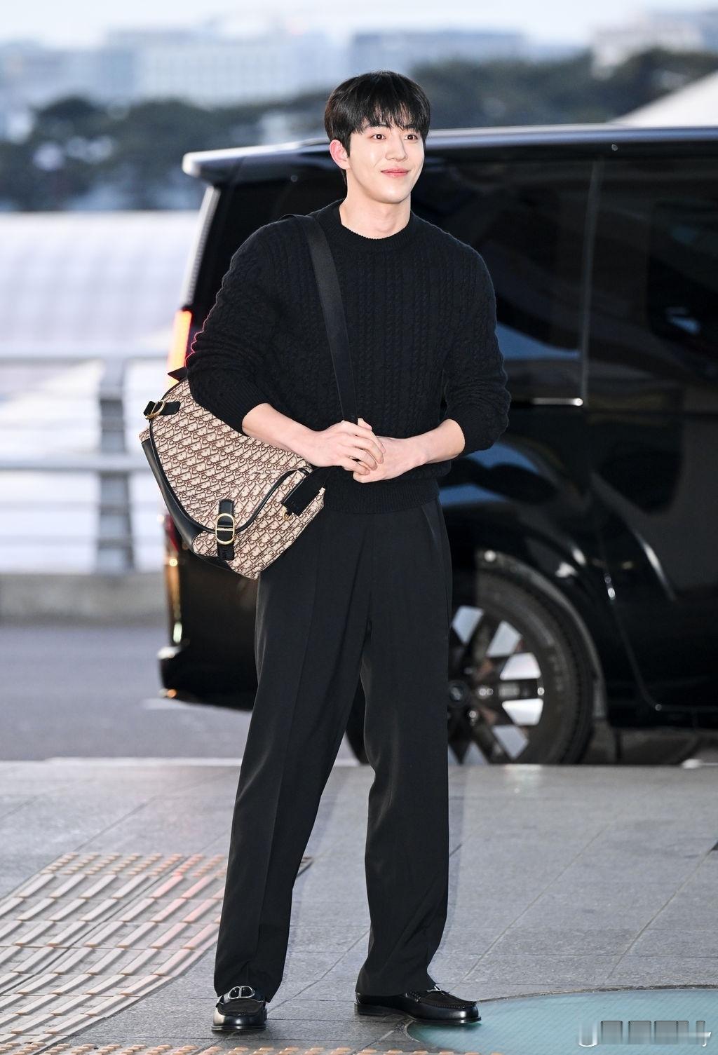 南柱赫今日韩国机场出发新加坡，一身all black的穿搭真的好酷，参加新加坡D