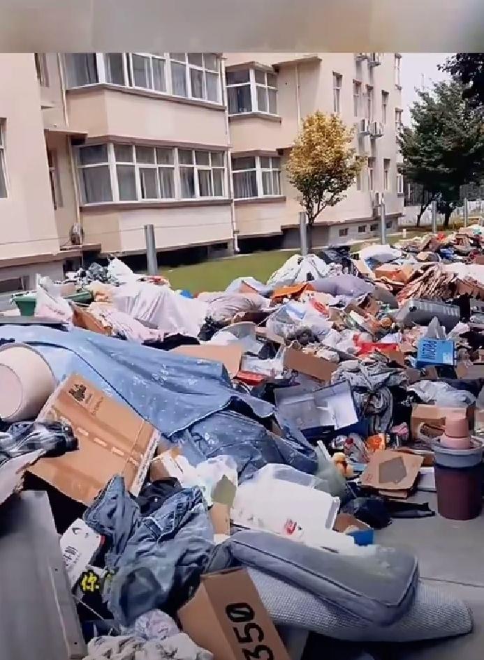 高三毕业生随手丢弃生活用品，浪费背后的教育值得深思
 
你瞧瞧现在的孩子多不会过