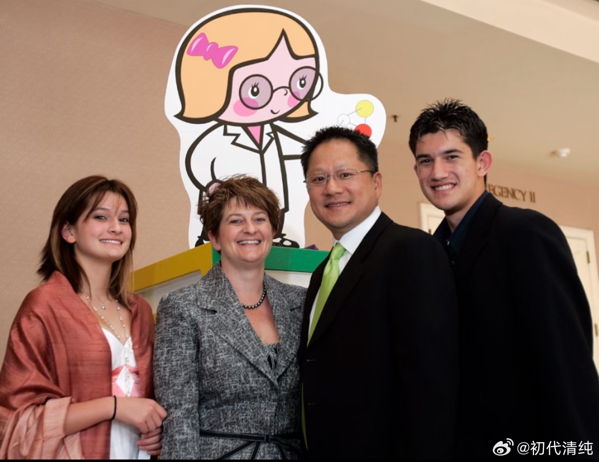黄仁勋一家四口，女儿和儿子黄皮肤黑头发的华人特征机会看不到，五官轮廓完全和白人妈