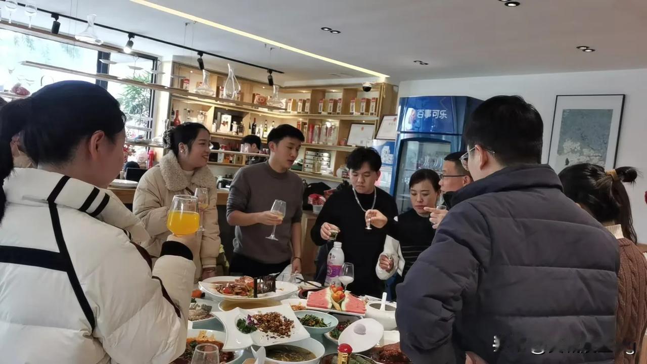 于2025年1月25号腊月二十六，相亲相爱一家人在三圣乡大团年。

我们从各地归