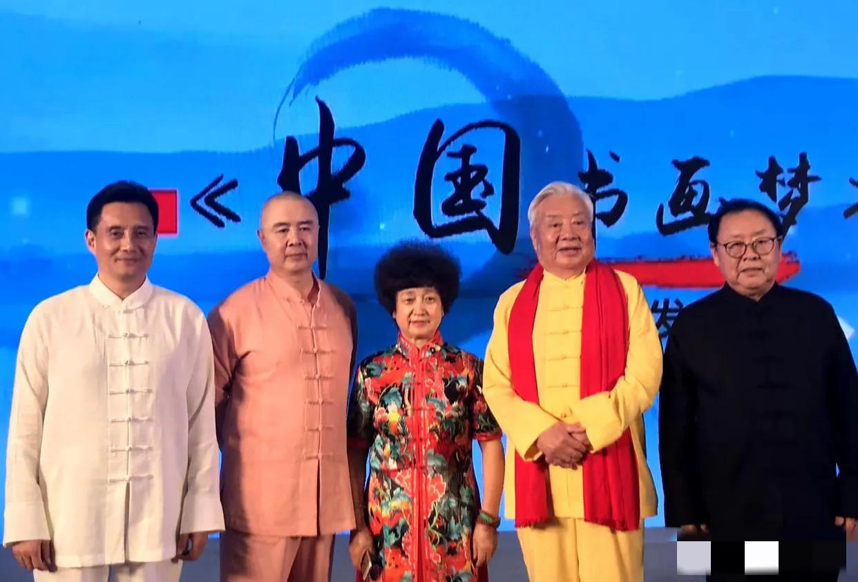 五位1986版经典电视剧《西游记》的主要演员合影，我只认出了最帅唐僧的扮演者徐少