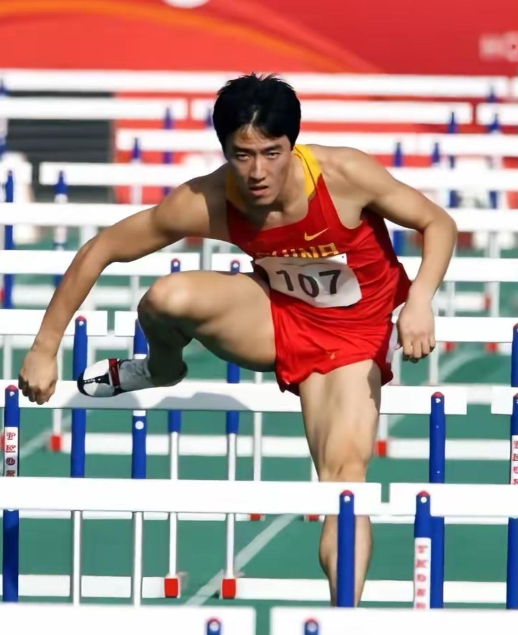 刘翔这一路走来相当不容易。
他出生在普通家庭，父母是普通的工薪阶层。
7岁，踏上