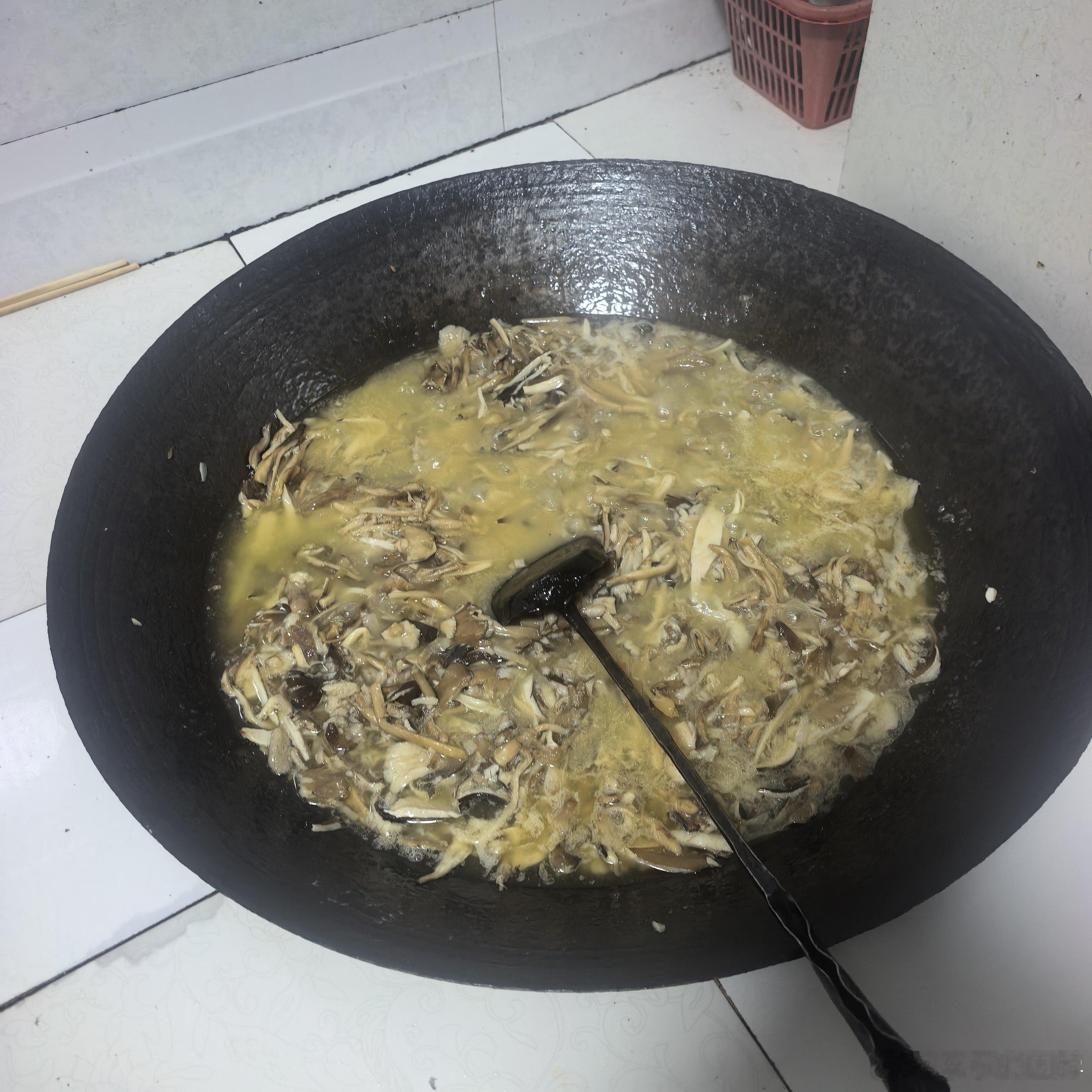 我妈又在做油鸡枞。 