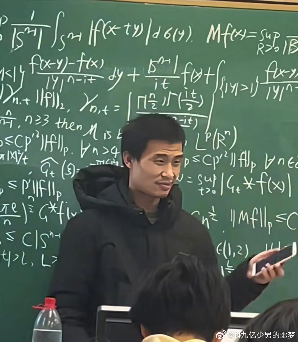 不敢看他 怕他一眼就能算出我是个250。 