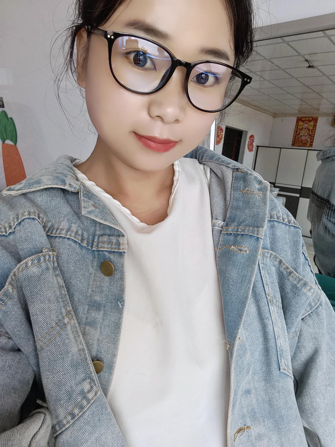 咱也是戴上眼镜的人了。
上学时候没戴上。现在身体不舒服，反而戴上了，脾虚湿盛导致