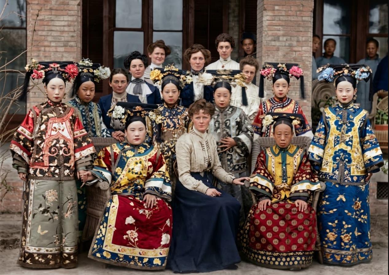 1903年12月26日，晚清宗室女眷与美国公使夫人等人的合影（由著名摄影师山本赞
