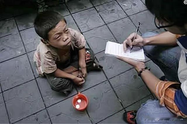 #人贩子和买人口的人，哪个更可恶#
人贩子和卖人口的人都极其可恶。

人贩子通过