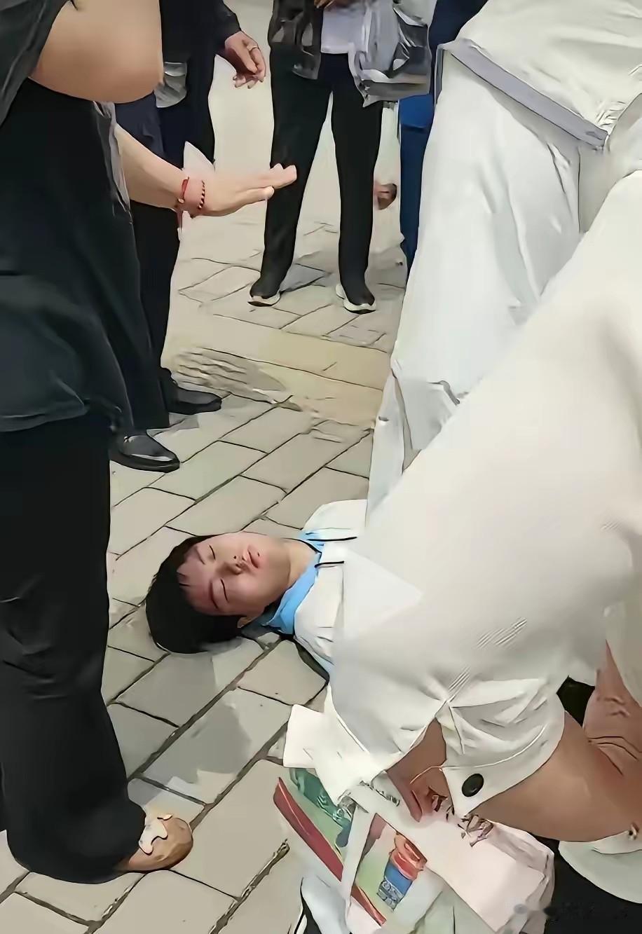 高考考完一个空翻，别拿前程换一时耍帅
 
讲真，刷到这段视频，心里跟着发紧。
高