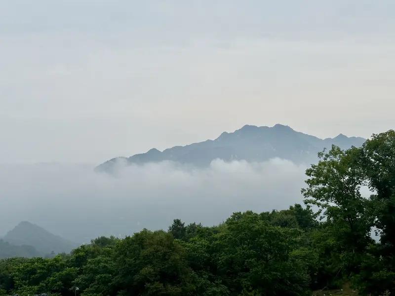 上联：遥望青山云雾绕；诚邀下联近观绿水落霞飞。