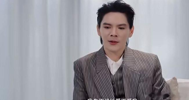 向佐说“我先不讲郭碧婷爱不爱我，她私底下还是非常非常保护我的。” 易立竞问他“你