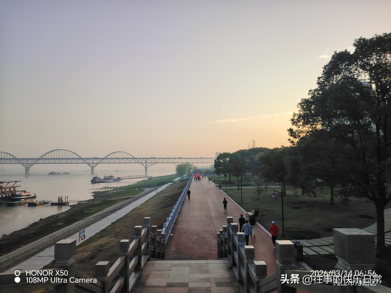 今年春天最想实现的心愿每天坚持长江岸边晨练