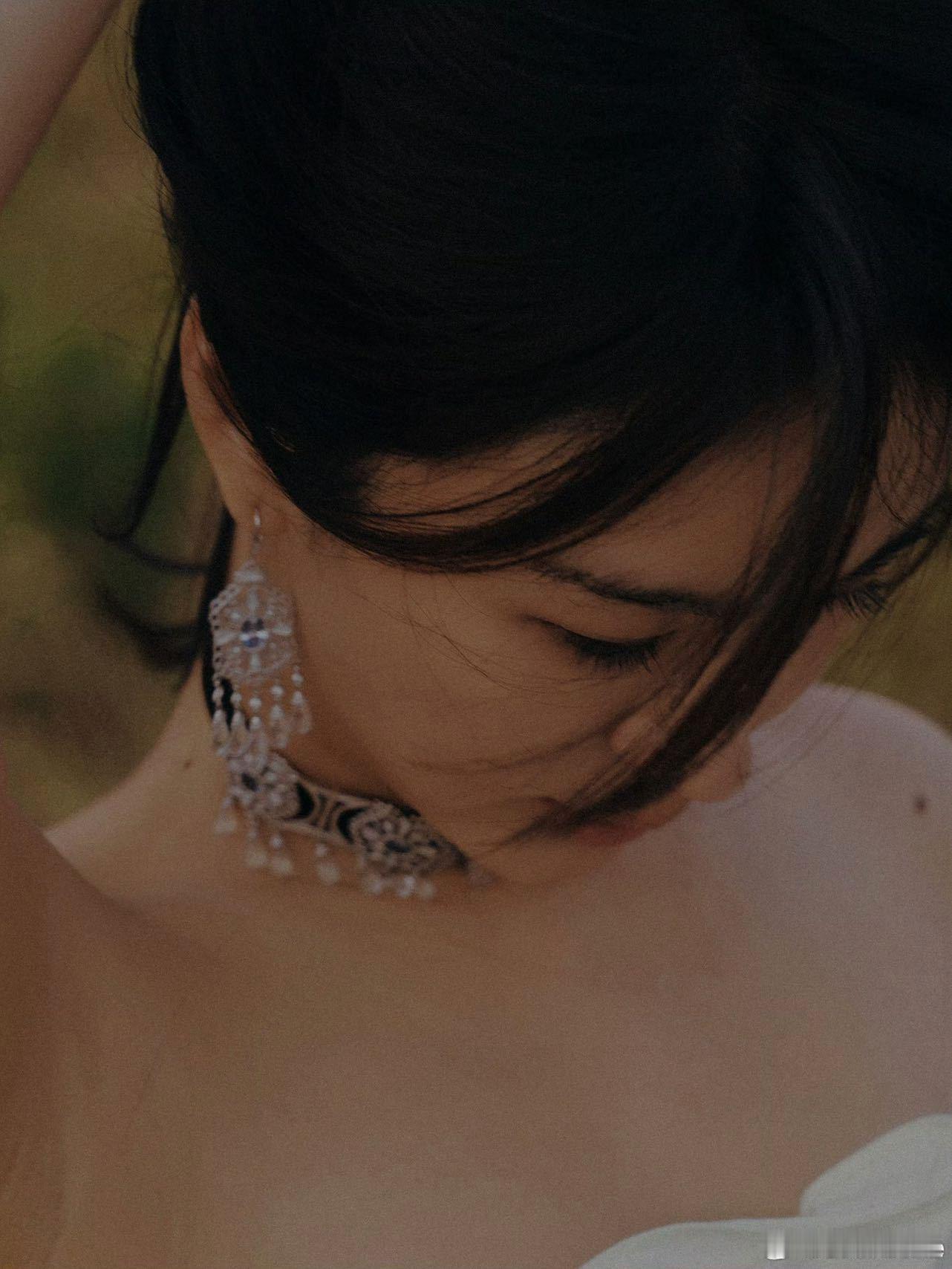 李菲儿古早感生日照 再一次感叹李菲儿的美商，真的好会表达，生日写真质感狠狠出图，