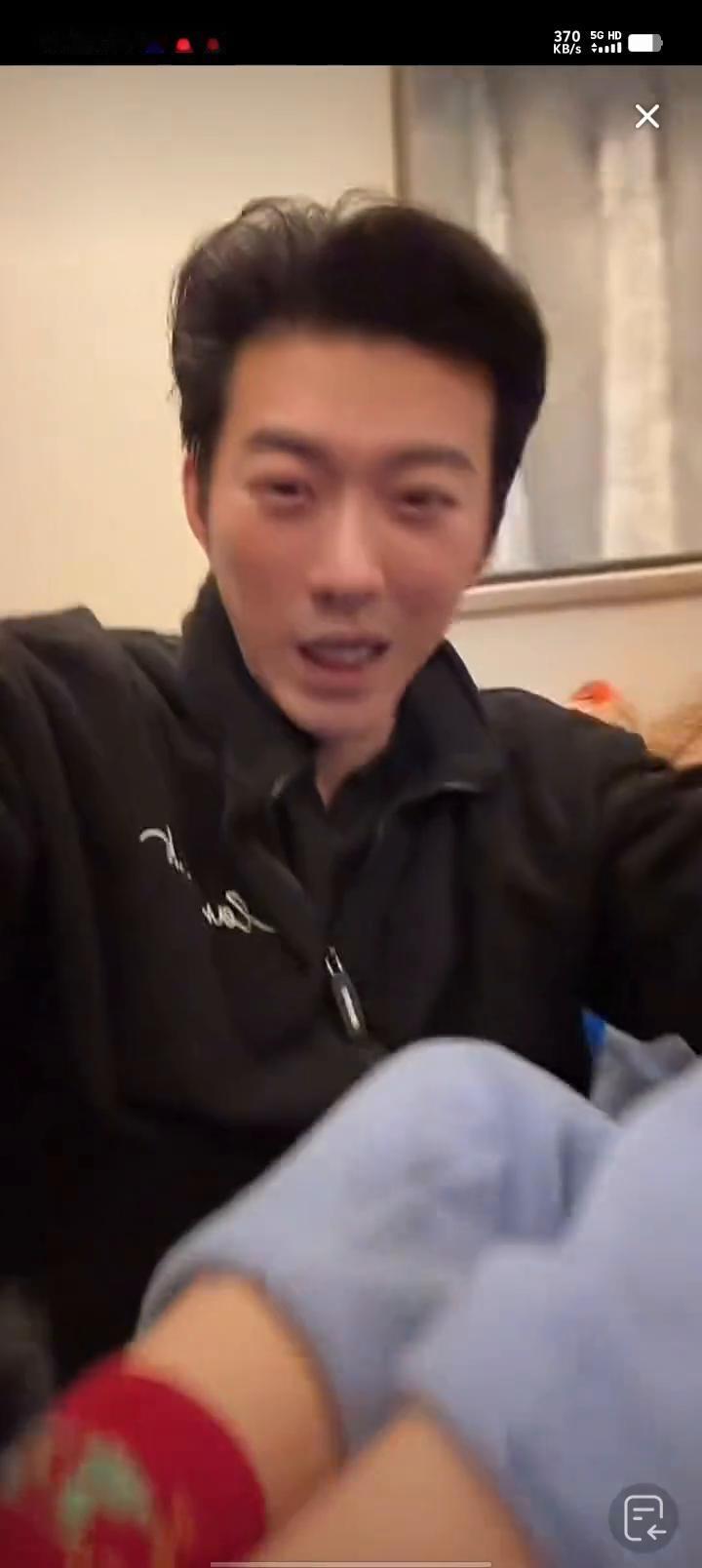 让小编出来一会好不好？他就在我旁边，不是我不让他出来，是吧？他在忙他的副业，他在