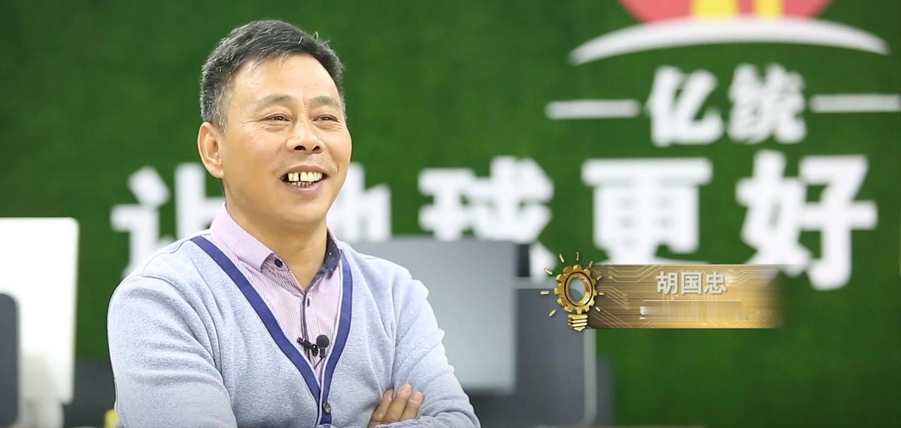 河南农民发明空气发电机，只喝空气就能发电，愿意无偿贡献给国家。
 
在河南，一位