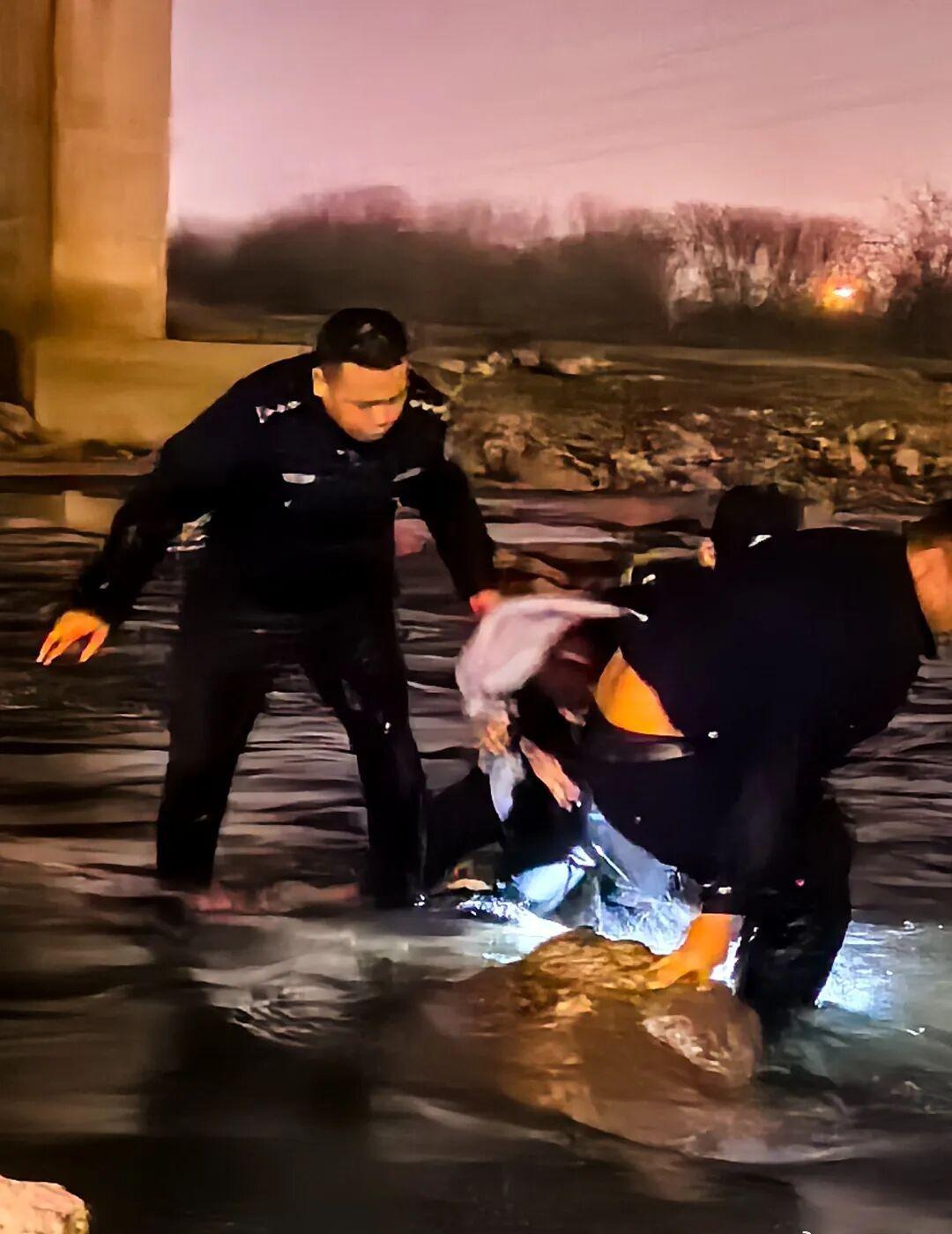 【深夜冰河救援】大年初六深夜，近零度的涟水河中，一场极速救援悄然展开。
“我老婆