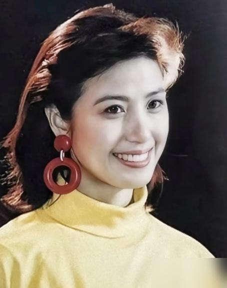 演员吴玉华，演过《渴望》里的肖竹心，算个不大不小的腕儿。

第一任丈夫汪俊，是个