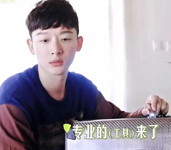 张晚意真不愧是那英口中的“倒霉孩子”。  刚出发前，钓鱼手脏抹眼睛后，得了角膜炎