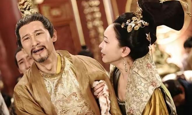 公元762年，唐肃宗李亨重病缠身，宦官李辅国带着士兵闯进来，薅住张皇后的头发就往