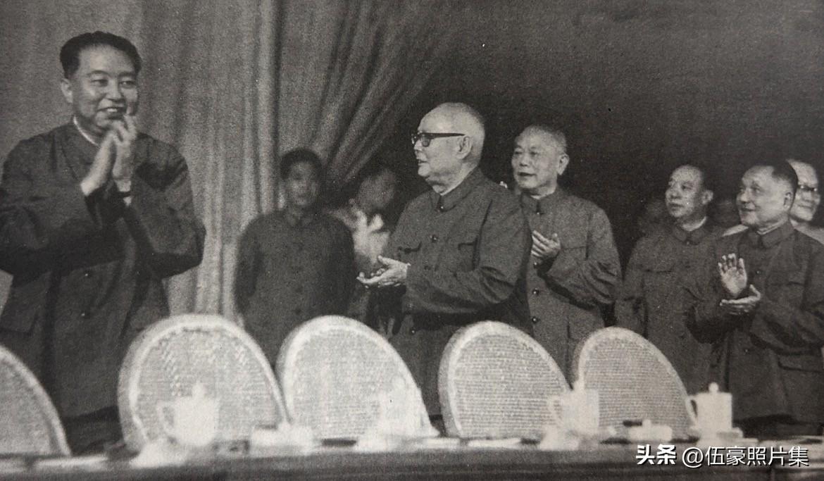 1977年7月31日，华国锋、叶剑英、李先念、汪东兴等步入中国人民解放军建军50