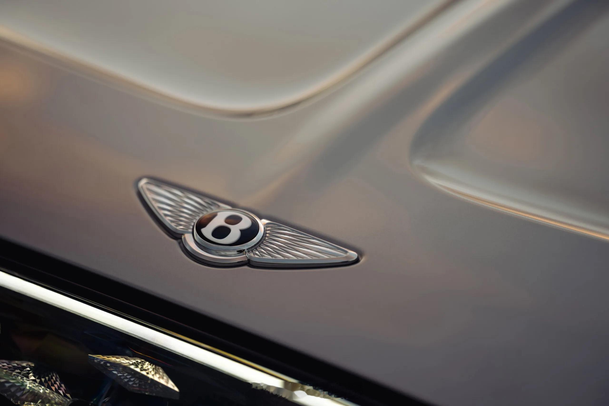宾利首款纯电SUV「Torcal 托卡尔」正式发布，国内198.8万起售。新车将